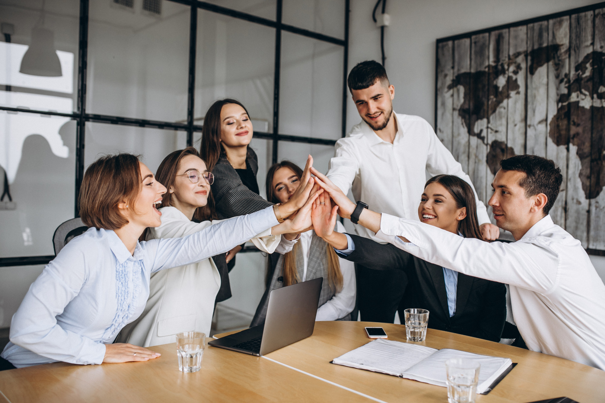 Équipe réunie autour d’une table de travail