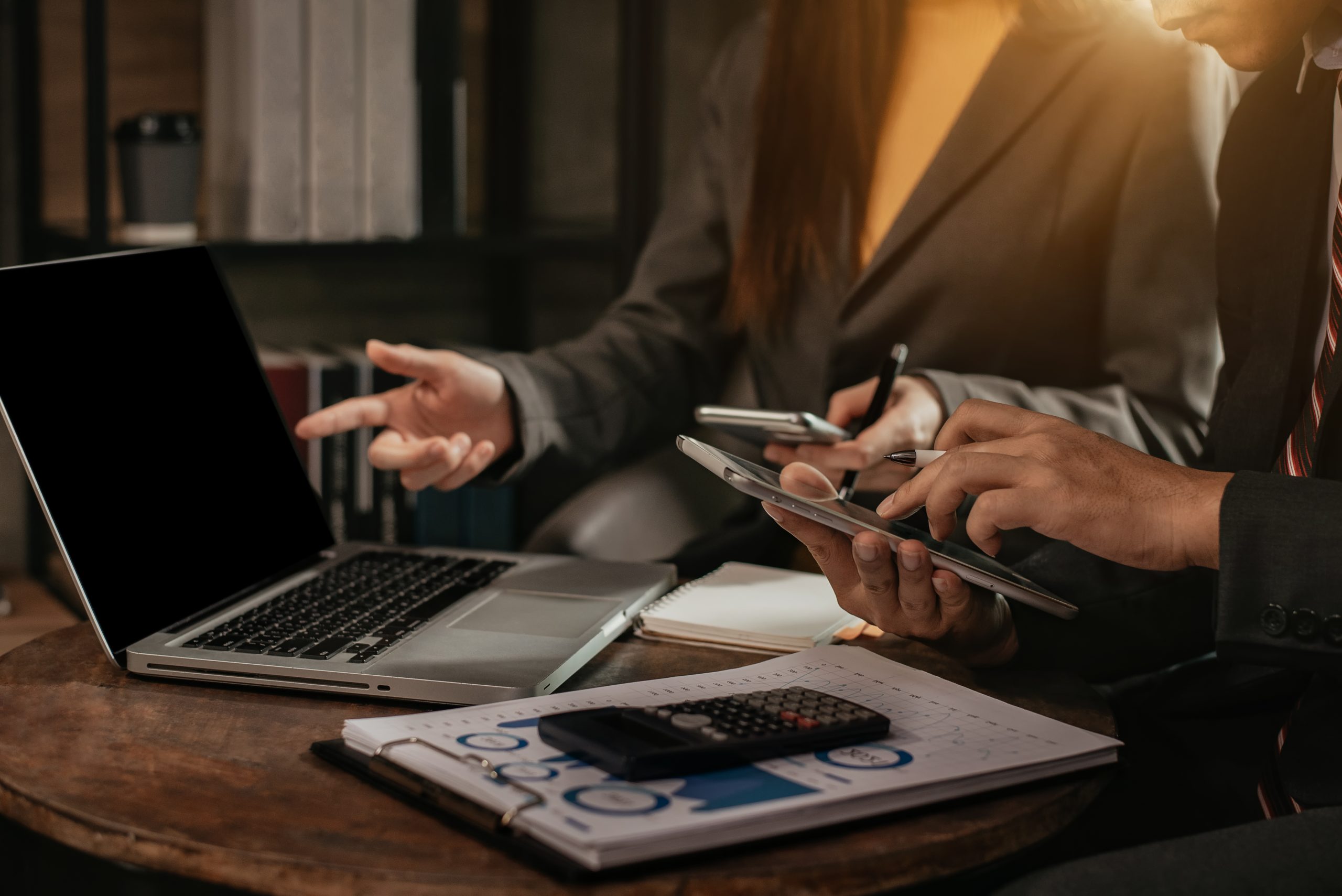 Analyse de documents financiers avec une tablette et une calculatrice