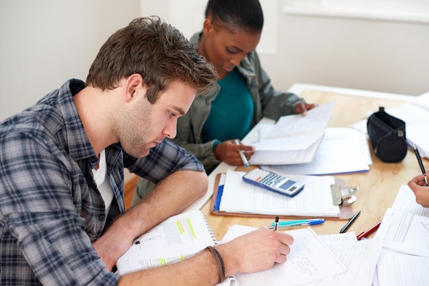 Amis étudiants et écrire des notes à l'université pour apprendre des connaissances ou tester ensemble Équipe collégiale et les gens sur le livre pour l'éducation de l'information ou projet de préparation à l'examen de mathématiques en classe